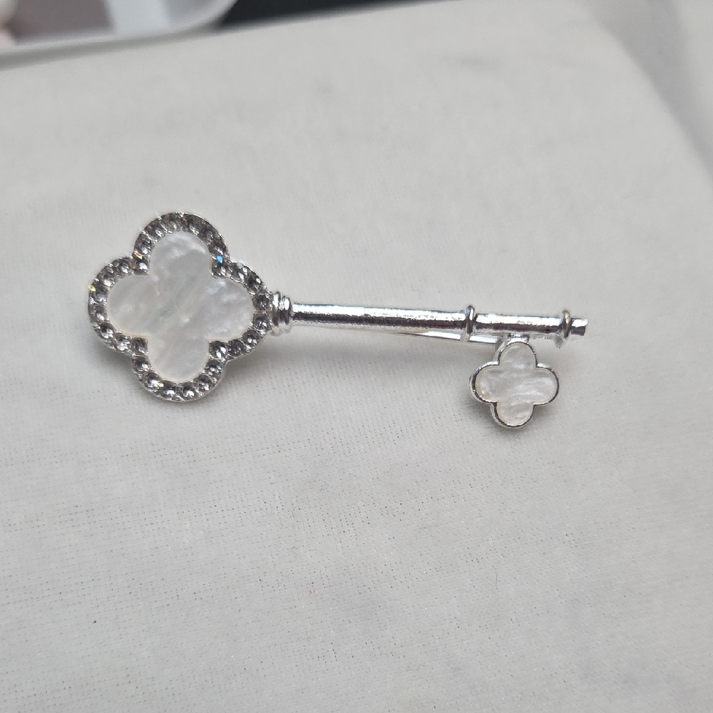 Women's White Silver Clover Key Rhinestone Brooch Style Pin Elegant Unique NWOT
